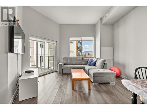 3638 Mission Springs Drive Unit# 505, Kelowna, BC - Indoor Photo Showing Living Room