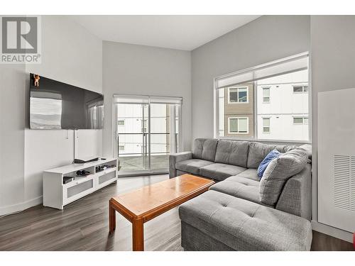 3638 Mission Springs Drive Unit# 505, Kelowna, BC - Indoor Photo Showing Living Room