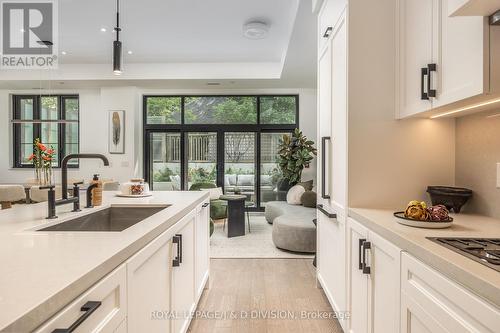 Th4 - 1 Strathgowan Avenue, Toronto, ON - Indoor Photo Showing Kitchen