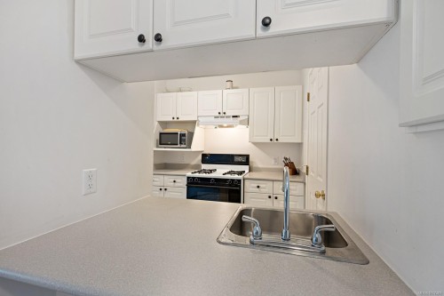 209-1105 Henry Rd, Courtenay, BC - Indoor Photo Showing Kitchen