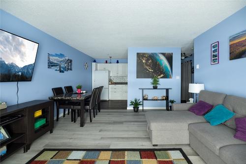 252-715 Leathead Road, Kelowna, BC - Indoor Photo Showing Living Room