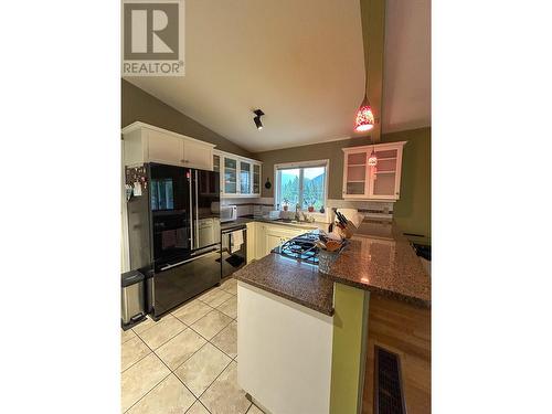 822 Richards West Street, Nelson, BC - Indoor Photo Showing Kitchen