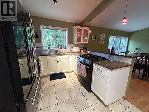 822 Richards West Street, Nelson, BC - Indoor Photo Showing Kitchen With Double Sink
