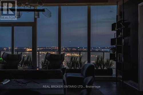 4401 - 805 Carling Avenue, Ottawa, ON - Indoor