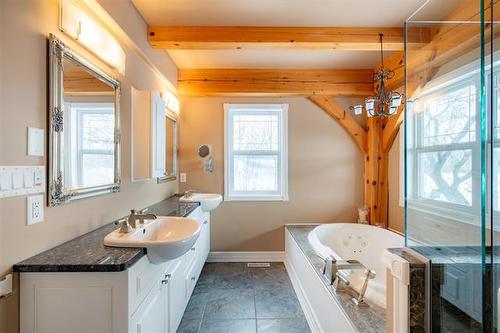 25125 River Rd, Lorette, MB 