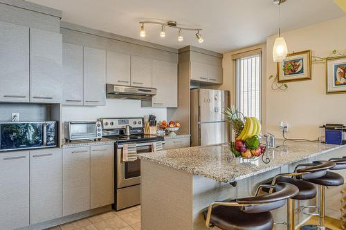Kitchen - 1409-10150 Place De L'Acadie, Montréal (Ahuntsic-Cartierville), QC - Indoor Photo Showing Kitchen With Upgraded Kitchen