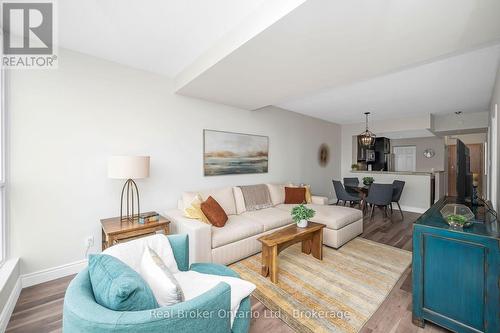 406 - 415 Locust Street, Burlington (Brant), ON - Indoor Photo Showing Living Room