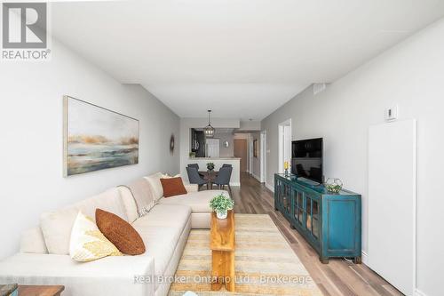 406 - 415 Locust Street, Burlington (Brant), ON - Indoor Photo Showing Living Room
