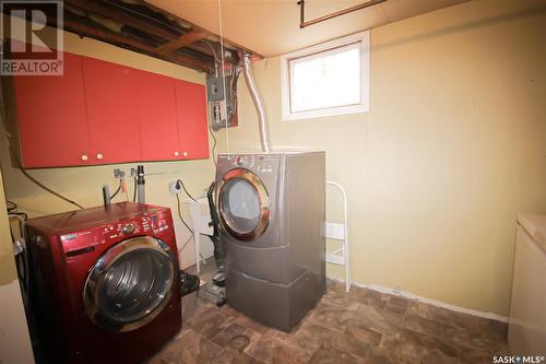 724 4Th Street E, Shaunavon, SK - Indoor Photo Showing Laundry Room