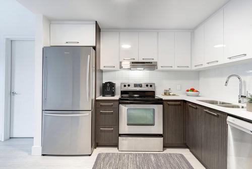 Kitchen - 913-345 Rue De La Gauchetière O., Montréal (Ville-Marie), QC - Indoor Photo Showing Kitchen With Stainless Steel Kitchen With Double Sink With Upgraded Kitchen