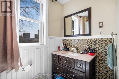 48 Louisa Street, Ottawa, ON - Indoor Photo Showing Bathroom