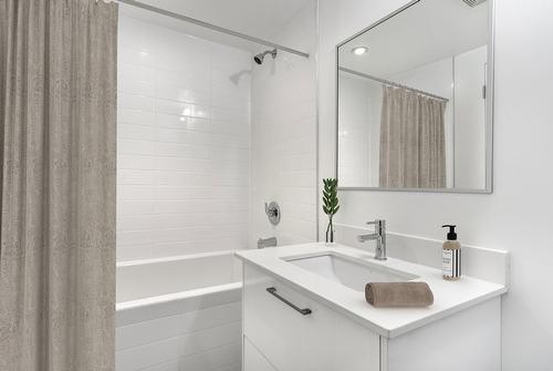 Bathroom - 1204-345 Rue De La Gauchetière O., Montréal (Ville-Marie), QC - Indoor Photo Showing Bathroom