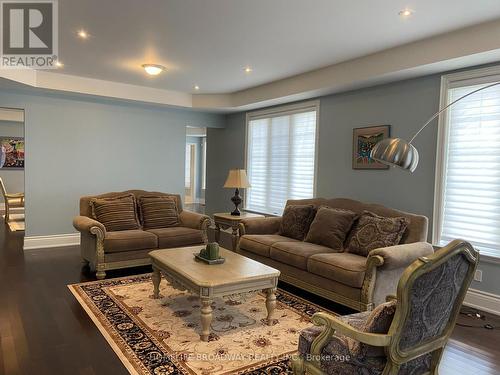 Living Room - 8 Wolford Court, Georgina, ON - Indoor Photo Showing Living Room