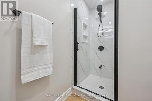 56 Dover Street, Waterloo, ON - Indoor Photo Showing Bathroom