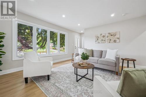 56 Dover Street, Waterloo, ON - Indoor Photo Showing Living Room