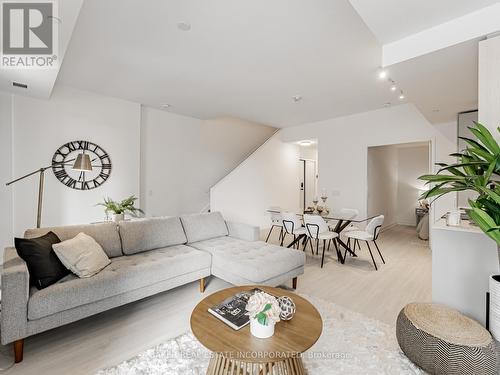 407 Webb Drive, Mississauga, ON - Indoor Photo Showing Living Room