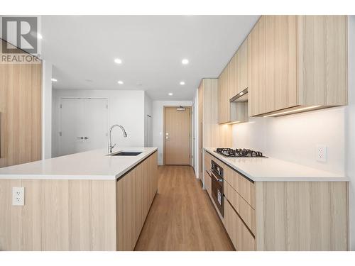 238 Leon Avenue Unit# 709, Kelowna, BC - Indoor Photo Showing Kitchen With Upgraded Kitchen