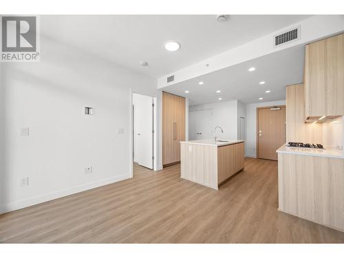 238 Leon Avenue Unit# 709, Kelowna, BC - Indoor Photo Showing Kitchen