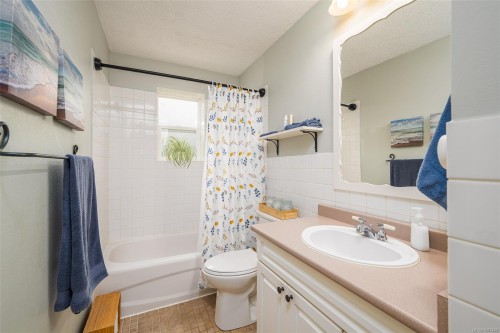 561 Macmillan Dr, Sayward, BC 