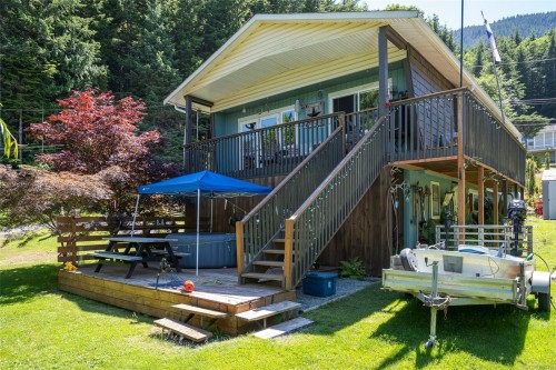 561 Macmillan Dr, Sayward, BC 