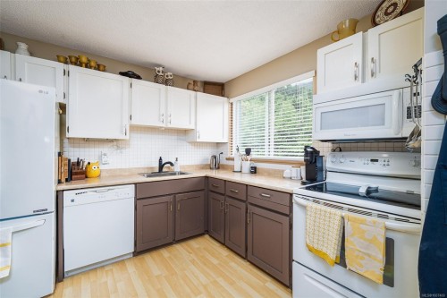 561 Macmillan Dr, Sayward, BC 