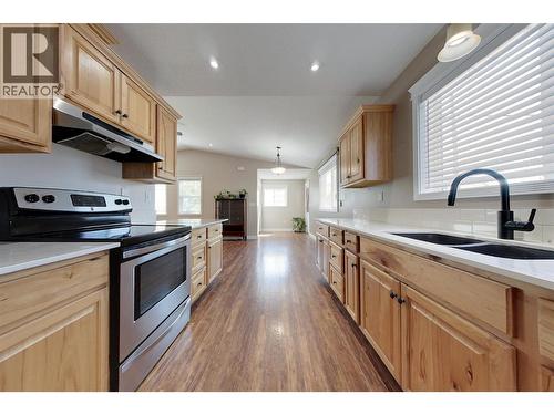 415 16Th Avenue N, Creston, BC - Indoor Photo Showing Kitchen With Double Sink With Upgraded Kitchen