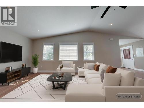415 16Th Avenue N, Creston, BC - Indoor Photo Showing Living Room