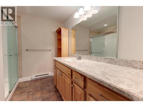 415 16Th Avenue N, Creston, BC - Indoor Photo Showing Bathroom