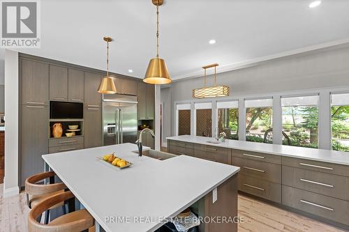 203 Riverside Drive, South Huron (Exeter), ON - Indoor Photo Showing Kitchen With Upgraded Kitchen