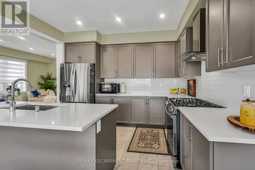 67 Malcolm Crescent, Haldimand, ON - Indoor Photo Showing Kitchen With Upgraded Kitchen