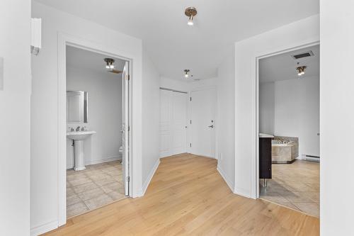 Salle de bains - 205-5400 Av. Colomb, Brossard, QC - Indoor Photo Showing Other Room