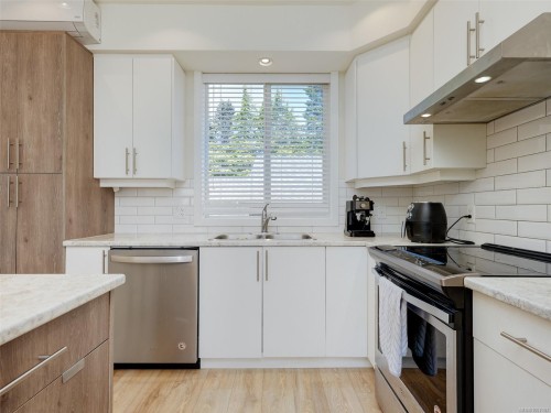 6536 Lanark Rd, Sooke, BC - Indoor Photo Showing Kitchen With Double Sink