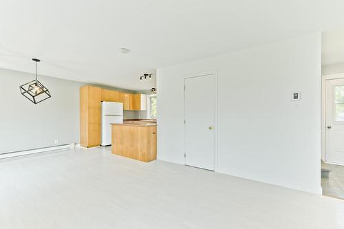 Living room - A-973 Ch. Du Domaine-Du-Pinacle, Coaticook, QC - Indoor Photo Showing Kitchen