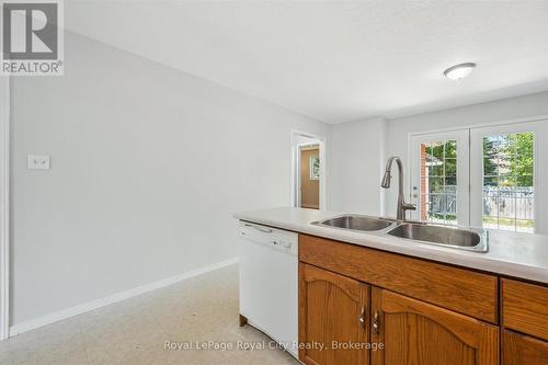 83 Inverness Drive, Guelph (Victoria North), ON - Indoor Photo Showing Kitchen