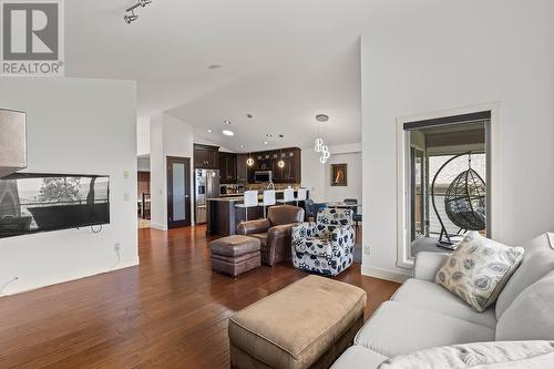 5318 Trickle Creek Drive, Kelowna, BC - Indoor Photo Showing Living Room