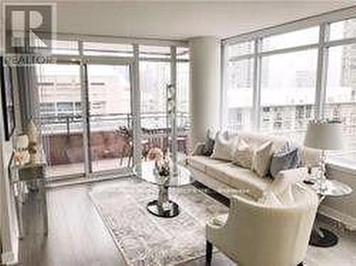 1019 - 4000 Spadina Avenue, Toronto, ON - Indoor Photo Showing Living Room