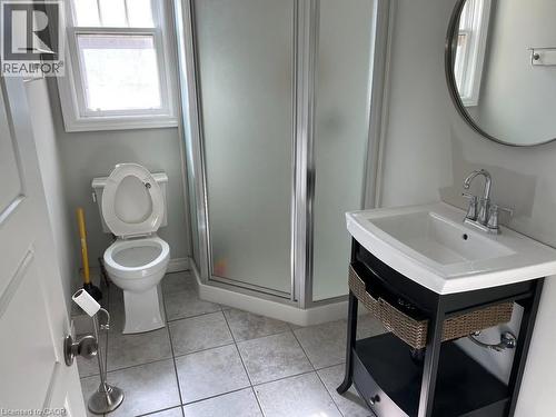 34 Oak Street, Cambridge, ON - Indoor Photo Showing Bathroom