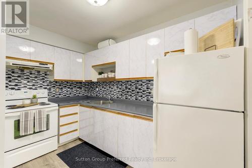 Modern Kitchen - 35 - 64 Hiawatha Road, Woodstock (Woodstock - North), ON - Indoor Photo Showing Kitchen