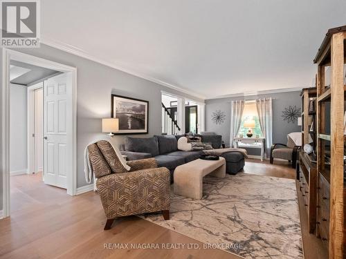 2738 Moyer Street, Pelham (North Pelham), ON - Indoor Photo Showing Living Room