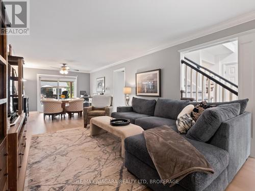 2738 Moyer Street, Pelham (North Pelham), ON - Indoor Photo Showing Living Room