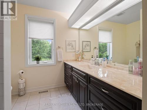 2738 Moyer Street, Pelham (North Pelham), ON - Indoor Photo Showing Bathroom