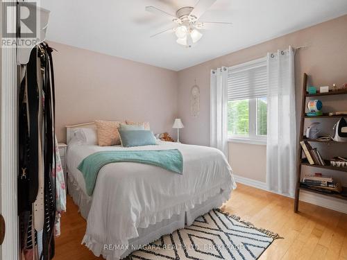 2738 Moyer Street, Pelham (North Pelham), ON - Indoor Photo Showing Bedroom