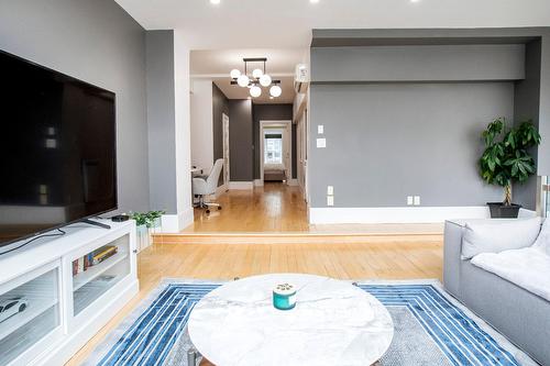 Salon - 1944 Rue Tupper, Montréal (Ville-Marie), QC 