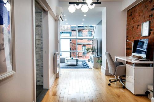 Hall - 1944 Rue Tupper, Montréal (Ville-Marie), QC 