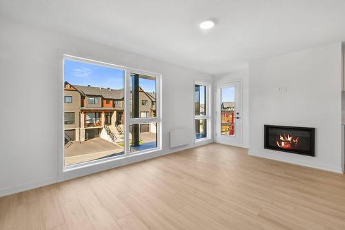 Living room - 205-110 Rue De Joliette, Bromont, QC - Indoor Photo Showing Living Room With Fireplace