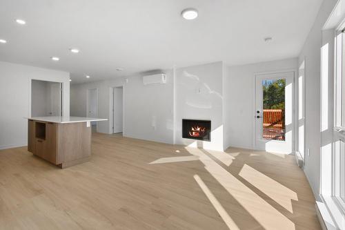 Overall view - 008-110 Rue De Joliette, Bromont, QC - Indoor With Fireplace
