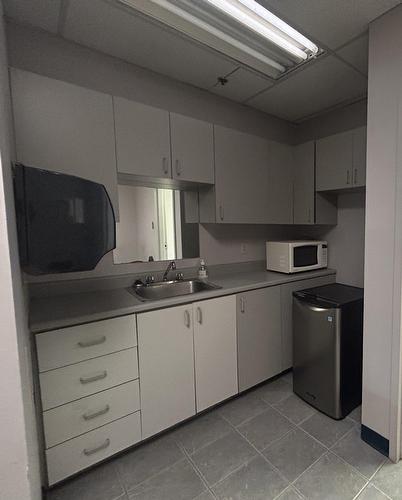 Commerce - 2286 Ch. St-François, Dorval, QC - Indoor Photo Showing Kitchen