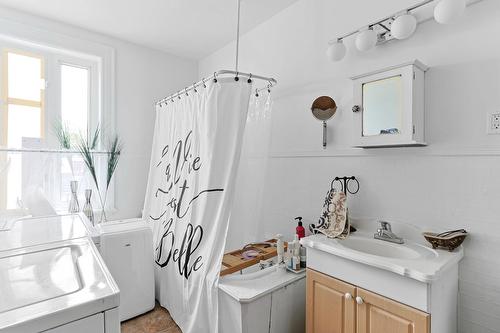Bathroom - 64A Rue St-Laurent, Beauharnois, QC - Indoor