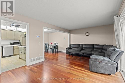 13 - 34 Dynasty Avenue, Hamilton (Stoney Creek), ON - Indoor Photo Showing Living Room