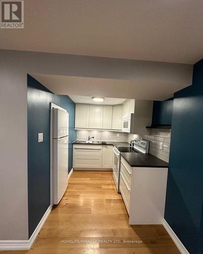 3433 Ash Row Crescent, Mississauga, ON - Indoor Photo Showing Kitchen